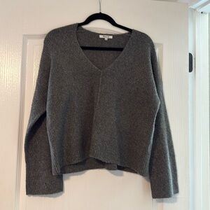 Madewell sweater
Dark gray
Size small